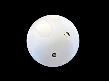 Detector de fum wireless HikVision AX PRO DS-PDSMK-E-WE, senzor fotoelectric de inalta calitate, durata viata baterie 10 ani, comunicare bidirectionala 868MHz, tehnologie Tri-X, buzzer integrat, design compact alb - Img 6