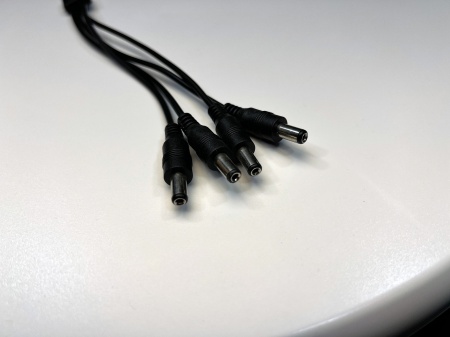 Splitter alimentare 1 x mama la 4 x tata SPAL104, mufa DC 2.1/5.5mm, utilizat pentru ramificarea alimentarii in sisteme de supraveghere CCTV, compatibil cu surse 12V-24V, design compact si rezistent - Img 3