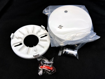 Detector de fum wireless HikVision AX PRO DS-PDSMK-E-WE, senzor fotoelectric de inalta calitate, durata viata baterie 10 ani, comunicare bidirectionala 868MHz, tehnologie Tri-X, buzzer integrat, design compact alb - Img 2