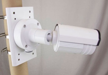 Suport de stalp Hikvision DS-1275ZJ pentru camere de supraveghere, fabricat din otel inoxidabil, culoare Hikvision White, montaj vertical sau orizontal, include coliere metalice, design robust pentru exterior, ideal pentru stalpi de utilitati - Img 5