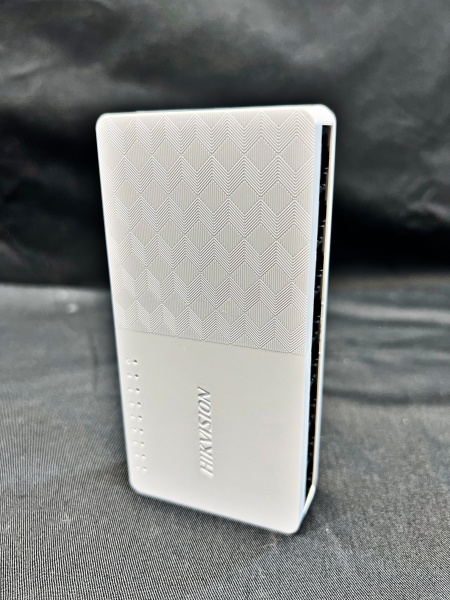 Switch Gigabit 8 porturi Hikvision DS-3E0508D-O, viteza 10/100/1000 Mbps, carcasa plastic rezistenta, tehnologie Plug &amp; Play, auto-invatare adrese MAC, montaj pe perete sau birou, design compact si eficient - Img 5