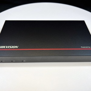NVR IP 8 canale Hikvision DS-E08NI-Q1/8P(SSD 1T), stocare SSD 1TB inclusa, 8 porturi PoE, tehnologie eSSD pentru consum redus, compresie H.265+, latime banda 60Mbps, decodare 1080p, design compact si silentios - Img 2