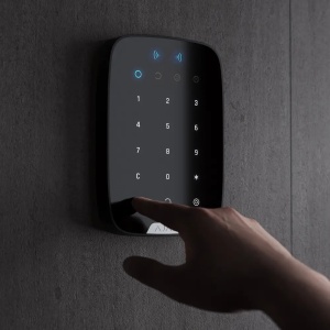 Tastatura control wireless Ajax KeyPad Jeweller, comunicare bidirectionala, raza semnal 1700m, protectie anti-sabotaj si criptare, coduri de acces personalizate, functie panica, culoare negru, design slim - Img 8