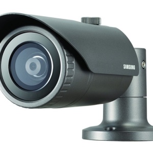 Camera supraveghere IP Hanwha Vision bullet 4MP QNO‑7010R, lentila fixa 2.8 mm, IR 20 m, H.265/H.264, detectie miscare/tamper/defocus, microSD 128 GB, PoE/12 VDC, WiseStream, IP66, IK10, corectie LDC