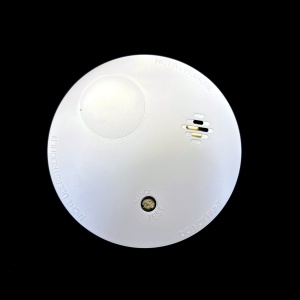 Detector de fum wireless HikVision AX PRO DS-PDSMK-E-WE, senzor fotoelectric de inalta calitate, durata viata baterie 10 ani, comunicare bidirectionala 868MHz, tehnologie Tri-X, buzzer integrat, design compact alb - Img 6