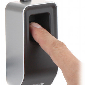 Cititor amprente USB HikVision DS-K1F820-F pentru inrolare, senzor optic rezistent la zgarieturi, instalare Plug-and-Play fara driver, compatibil Windows 11/10/7, conexiune USB 2.0, design compact si ergonomic