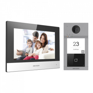 Kit videointerfon IP 2 MP HikVision DS-KIS604-S, pentru vila/casa, include post exterior metalic, monitor 7 inch Touchscreen, Switch PoE 4 porturi, card SD 16GB, control aplicatie Hik-Connect, Wi-Fi, alimentare inclusa
