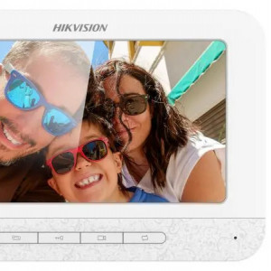 Kit videointerfon analogic pe 4 fire HikVision DS-KIS203T pentru vila, post exterior rezistent la apa DS-KB2421T-IM, monitor interior 7-inch DS-KH2220, cablu 5m inclus, alimentare 12V, montaj facil Plug & Play