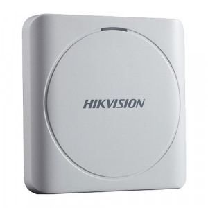 Cititor de carduri HikVision DS-K1801M, tehnologie duala Mifare 1 (13.56MHz) si EM (125kHz), interfata Wiegand (W26/W34), protectie IP65, beeper incorporat, carcasa PC+ABS, montaj la interior sau exterior, fara tastatura
