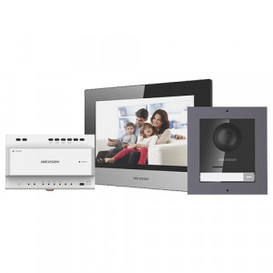 Kit videointerfon IP 7 inch HikVision DS-KIS702, conexiune pe 2 fire, post exterior 2 MP Fisheye (180 grade), monitor touch screen Wi-Fi, distribuitor 4 canale, sursa alimentare, card 16GB inclus, montaj aparent