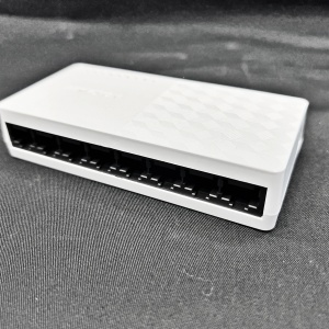 Switch Gigabit 8 porturi Hikvision DS-3E0508D-O, viteza 10/100/1000 Mbps, carcasa plastic rezistenta, tehnologie Plug & Play, auto-invatare adrese MAC, montaj pe perete sau birou, design compact si eficient - Img 3