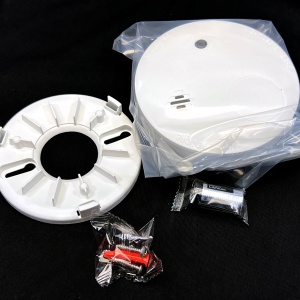 Detector de fum wireless HikVision AX PRO DS-PDSMK-E-WE, senzor fotoelectric de inalta calitate, durata viata baterie 10 ani, comunicare bidirectionala 868MHz, tehnologie Tri-X, buzzer integrat, design compact alb - Img 2