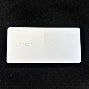 Switch Gigabit 8 porturi Hikvision DS-3E0508D-O, viteza 10/100/1000 Mbps, carcasa plastic rezistenta, tehnologie Plug & Play, auto-invatare adrese MAC, montaj pe perete sau birou, design compact si eficient - Img 4