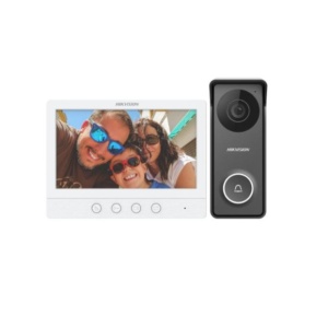 Kit videointerfon 4-fire analogic Hikvision DS-KIS213 cu ecran 7 inch LCD, HD TVI 1280x720@60fps, IR pana la 3m, audio bidirectional, rezistent la apa si praf IP65, IK08, control incuietoare, plug and play