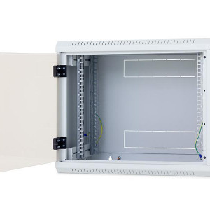 Rack de perete Triton sectiune simpla 6U 600mm adancime usa sticla panouri laterale detasabile, sectiuni acces cabluri sus/jos/spate securizare cu cheie, 1 pereche montanti reglabili, fabricat din tabla galvanizata IP30 gri