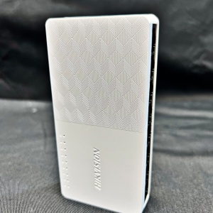 Switch Gigabit 8 porturi Hikvision DS-3E0508D-O, viteza 10/100/1000 Mbps, carcasa plastic rezistenta, tehnologie Plug & Play, auto-invatare adrese MAC, montaj pe perete sau birou, design compact si eficient - Img 5