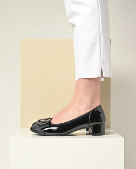 Cipele za žene na nižu petu u crnom laku, slika 2