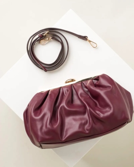 Ženska bordo clutch torbica sa zlatnim detaljima, slika 6