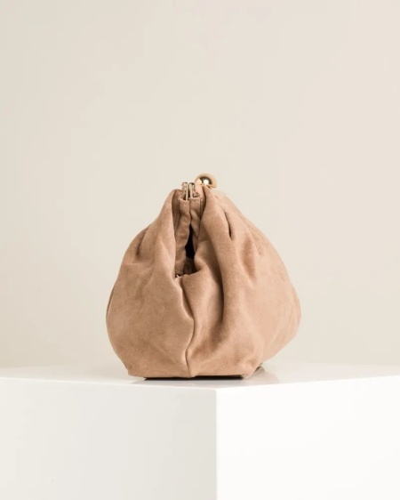 Ženska bež clutch torbica od eko velura sa zlatnim detaljima, slika 2