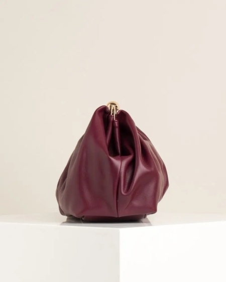 Ženska bordo clutch torbica sa zlatnim detaljima, slika 5