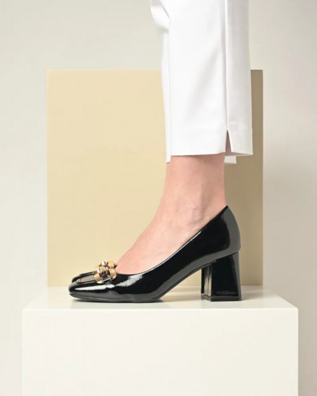 Lakovane cipele za žene sa zlatnom šnalom, slika 1