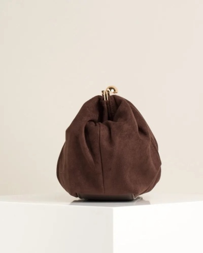 Ženska braon clutch torbica od eko velura sa zlatnim detaljima, slika 5