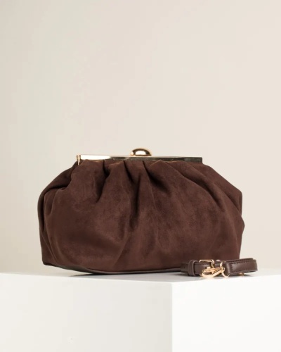 Ženska braon clutch torbica od eko velura sa zlatnim detaljima, slika 4