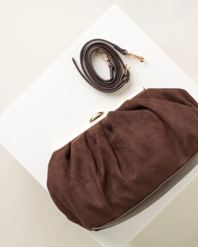 Ženska braon clutch torbica od eko velura sa zlatnim detaljima, slika 6