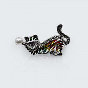 Brosa playful cat with pearl