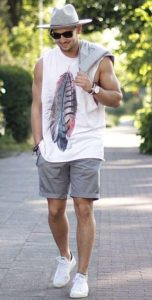 3.1. Tinute casual barbatesti pentru sezonul cald - pantaloni trei sferturi si maiou