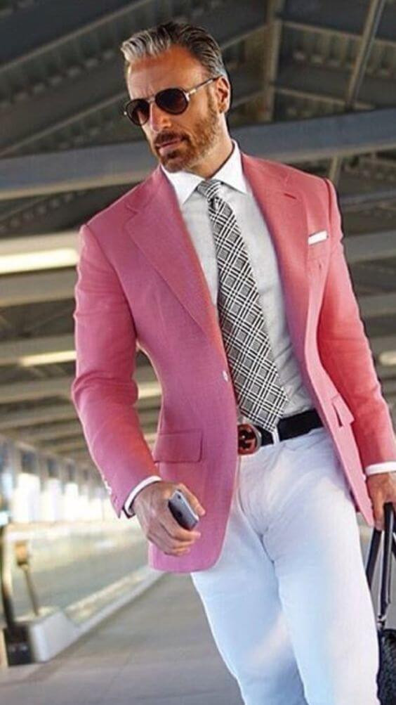 tinuta de zi de ocazie barbat pantaloni albi sacou roz