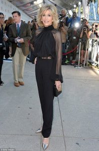 3.2. Jane Fonda purtand o salopeta neagra la un eveniment important