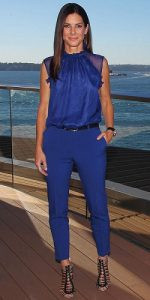 3.2. Sandra Bullock purtand o salopeta albastra