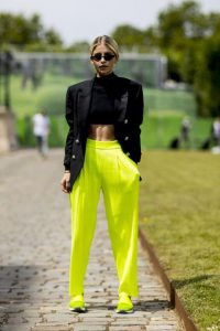 Maleta, sacou, pantaloni evazati si pantofi sport verzi - modlet.ro