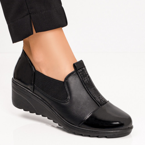 Pantofi clasici casual cu platforma, Pantofi casual negri dama cu platforma si insertii de material elastic MDL06150 - modlet.ro
