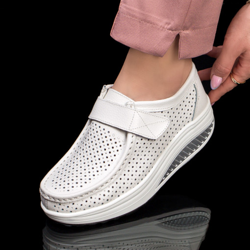 Pantofi casual piele cu platforma, Pantofi dama casual din Piele naturala albi perforati cu scai si platforma MDL03750 - modlet.ro