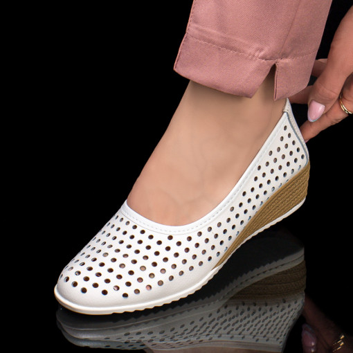 Pantofi clasici casual cu platforma, Pantofi casual cu platforma dama albi din Piele Naturala perforati MDL03758 - modlet.ro