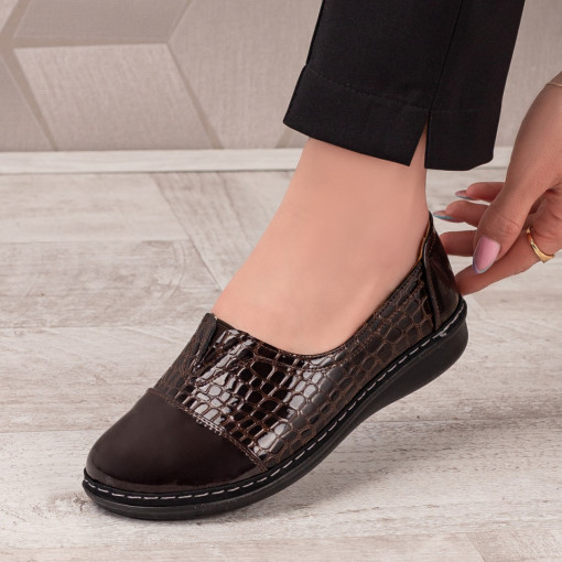 Pantofi casual clasici dama, Pantofi casual dama maro cu imprimeu lacuit MDL03763 - modlet.ro