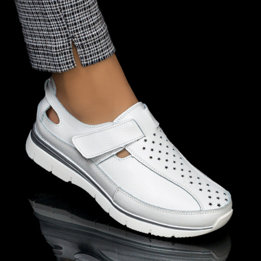 Pantofi dama casual albi din Piele perforati cu scai MDL05354