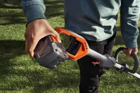 Motocoasa Husqvarna 215iL cu acumulator și încărcător - Img 2