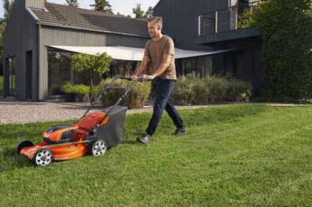 Masina de tuns Husqvarna LC 142iS cu acumulator și încărcător incluse - Img 2
