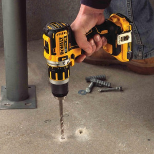 Masina de gaurit si insurubat DeWalt cu percutie cu 2 acumulatori DCD795D2 - Img 4