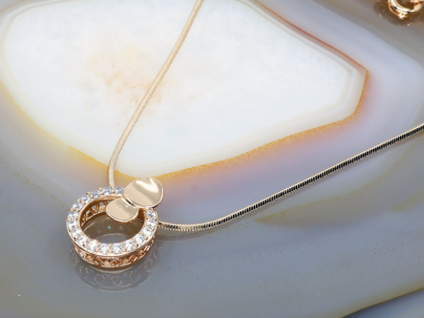 Lant cu Pandantiv Placat cu Aur Rose si Cristale Zirconia pL910