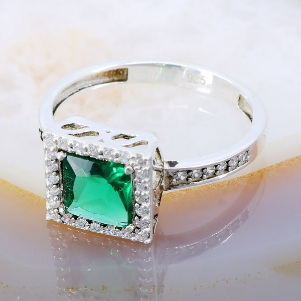 Inel din Argint 925 model Patrat cu Cristal Verde si Albe Clare cod 2501