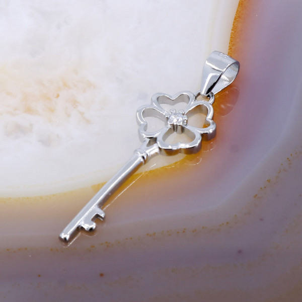 Pandantiv din Argint 925 model Trifoi Cheie cu Cristale Zirconia c1140