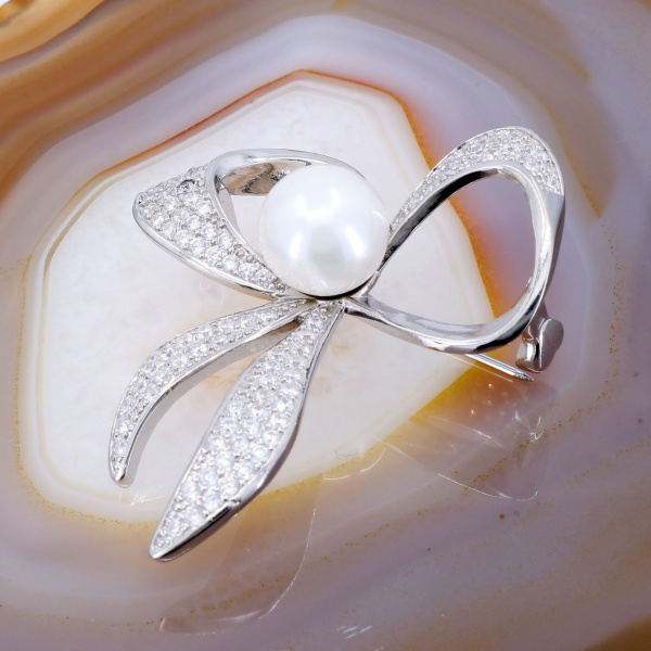 Brosa model Funda din Argint cu Cristale Zirconia si Perla Rotunda c388
