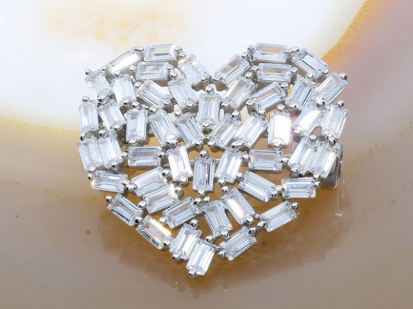 Brosa din Argint 925 in forma de inima cu Cristale Zirconia c202