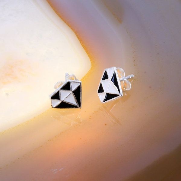 Cercei din Argint model Diamant cu email Alb si Negru c3802