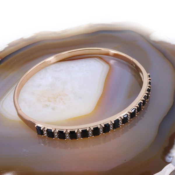 Bratara Bangle, Fixa cu deschidere placata cu Aur Rose si cu Cristale Negre c1588