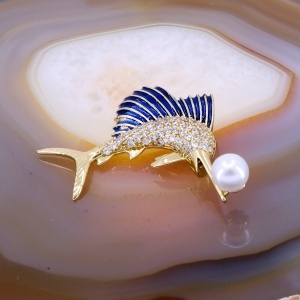 Brosa Placata cu Aur model Sailor Fish cu cristale Zirconia si perla c234